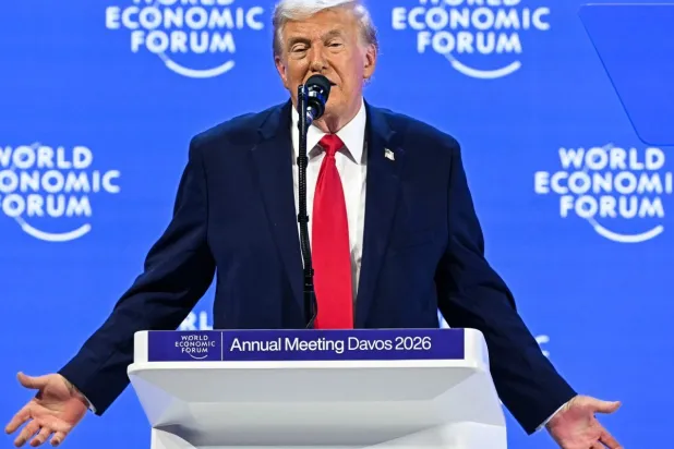 الرئيس الأميركي دونالد ترمب يشير بيده أثناء إلقائه خطاباً خلال الاجتماع السنوي للمنتدى الاقتصادي العالمي في دافوس، سويسرا 21 يناير 2026 (أ.ف.ب)