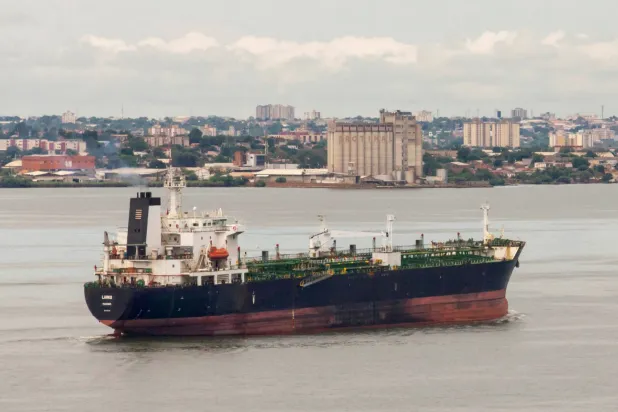 ناقلة نفط في بحيرة ماراكايبو بفنزويلا (رويترز)