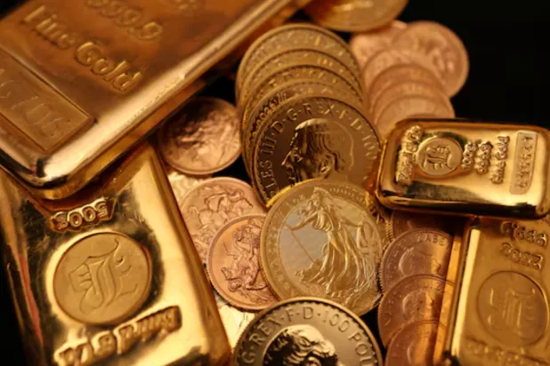 UK gold bars and gold Sovereign coins are displayed at Baird & Co in Hatton Garden in London, Britain, October 8, 2025. REUTERS/Hiba Kola