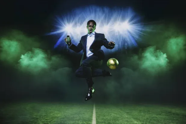 سعود عبد الحميد في لقطة من حملة لعلامة «وجوه» التي تملكها المجموعة وتجمع بين الجمال وكرة القدم وتكرّم الهوية السعودية المتجددة (مجموعة شلهوب)