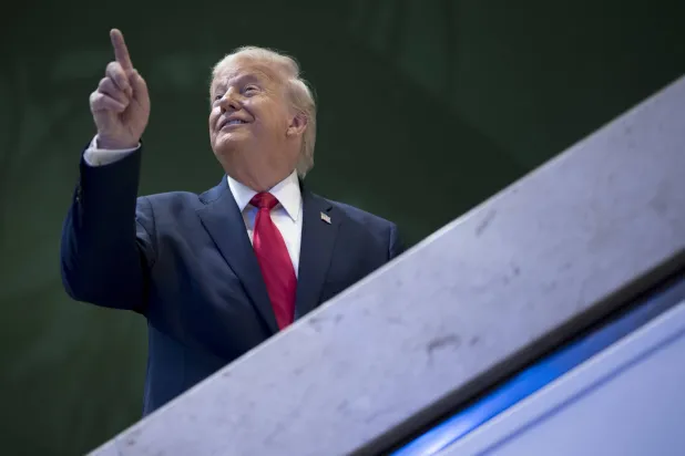 الرئيس الأميركي دونالد ترمب يشير بيده بعد خطابه الخاص في الاجتماع السنوي السادس والخمسين للمنتدى الاقتصادي العالمي في دافوس بسويسرا يوم 21 يناير 2026 (إ.ب.أ)