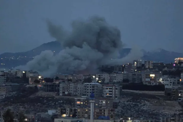 الدخان يتصاعد من موقع استهدفته غارة إسرائيلية في بلدة الكفور بجنوب لبنان بعد إنذار بإخلائه (متداول)