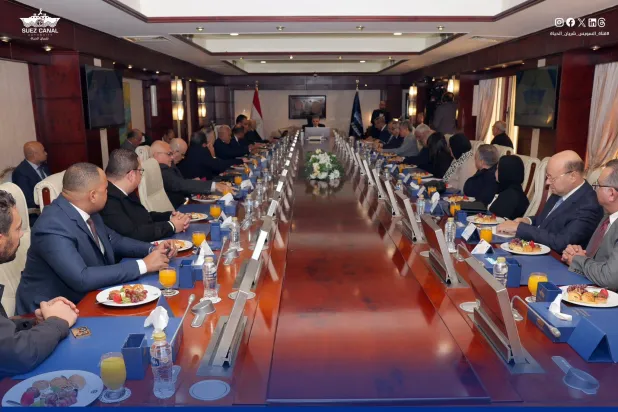 الفريق أسامة ربيع رئيس هيئة قناة السويس خلال اجتماع موسع مع ممثلي 20 جهة من الخطوط والتوكيلات الملاحية الأربعاء (هيئة القناة)