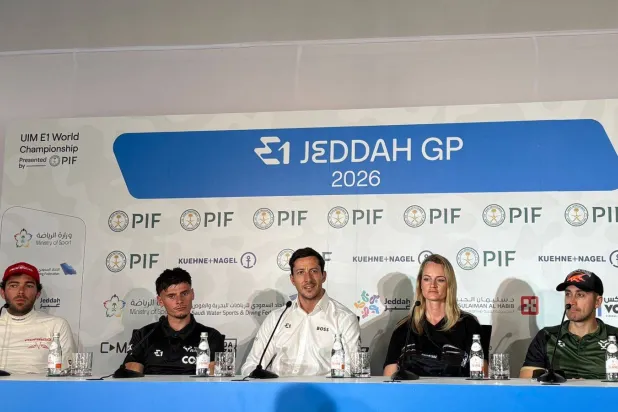 قادة الفرق المشاركة خلال المؤتمر الصحافي الذي يسبق المنافسات (الشرق الأوسط)