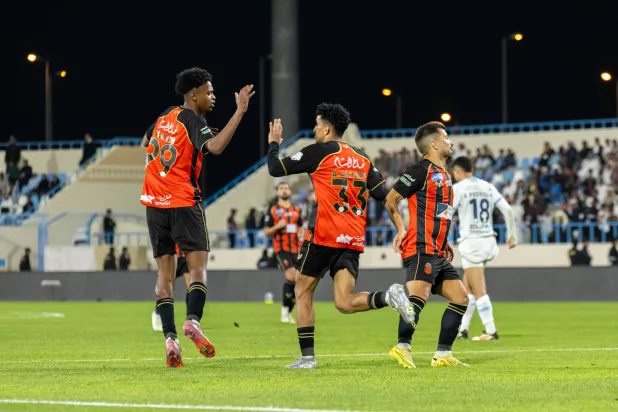 لاعبو الرياض يحتفلون بهدف التعادل (دوري روشن)