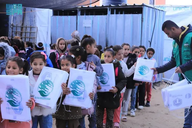 KSrelief distributes winter clothing to school students in the Al-Mawasi area of southern Gaza’s Khan Younis. (SPA)