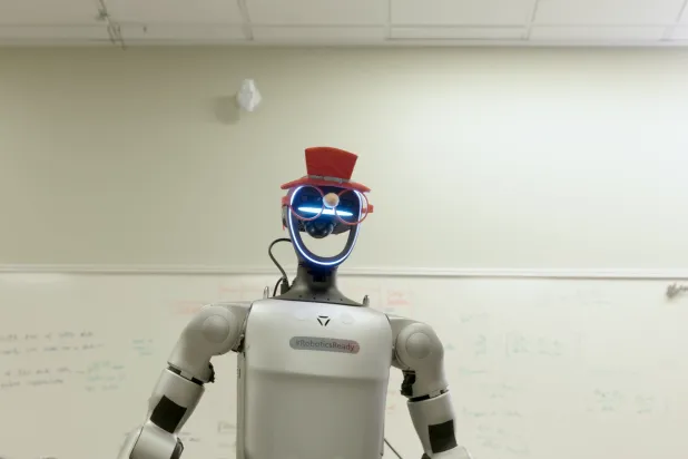 نموذج «Rho-Alpha» يدمج الرؤية واللغة والفعل في إطار تعلم واحد ما يمكّن الروبوتات من التفاعل مع العالم المادي بمرونة أعلى (مايكروسوفت)