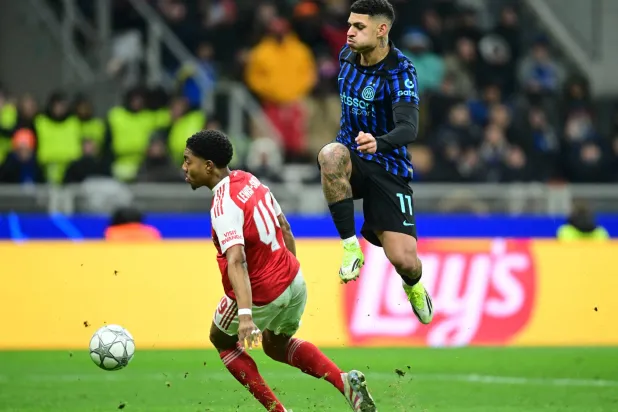 سكيلي في مواجهة هنريكي لاعب الإنتر خلال مواجهة الفريقين (رويترز) 