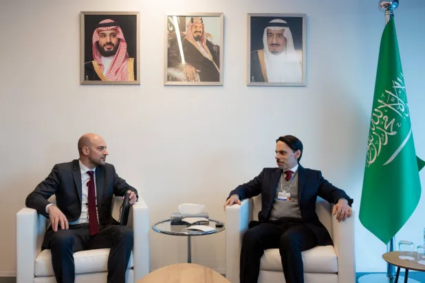 الأمير فيصل بن فرحان لدى لقائه الوزير جان نويل بارو في دافوس الأربعاء (الخارجية السعودية)