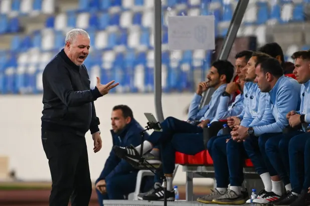 الروماني سوموديكا مدرب الأخدود (تصوير: علي خمج)