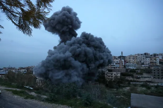 تصاعد الدخان جراء غارة إسرائيلية على قرية قناريت اليوم (أ.ب)