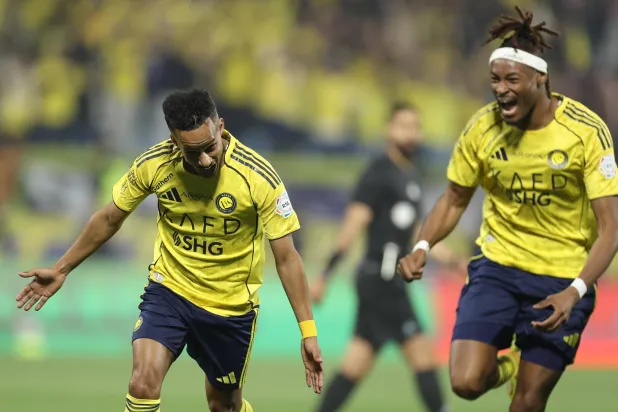 غريب محتفلاً بهدفه في ضمك (تصوير: عدنان مهدلي)