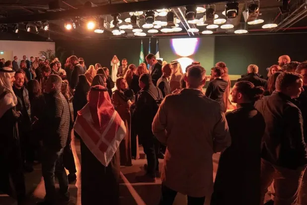 تتيح منصة «لا فابريك - المصنع» للجمهور فرصة التفاعل المباشر مع العملية الإبداعية (واس) 