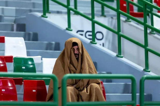 مشجع اتفاقي يتابع أحداث مباراة فريقه أمام نيوم وسط أجواء شديدة البرودة (تصوير: عيسى الدبيسي) 