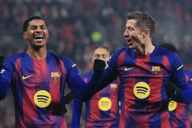 ليفاندوفسكي محتفلا بهدفه في سلافيا براغ (إ.ب.أ)