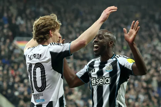 ويسي وغوردون تناوبا التسجيل لنيوكاسل (إ.ب.أ)