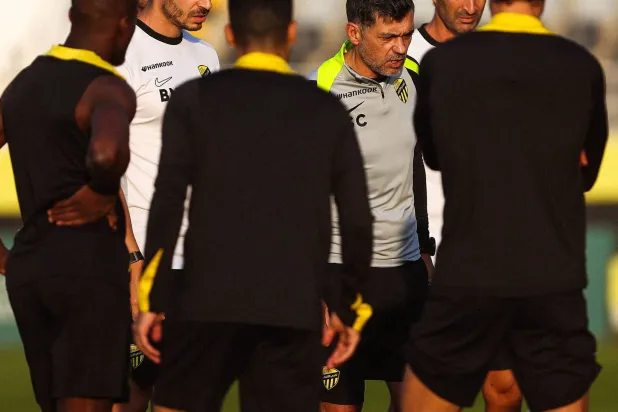 كونسيساو يوجه لاعبي الاتحاد خلال التدريبات الأخيره (موقع النادي)