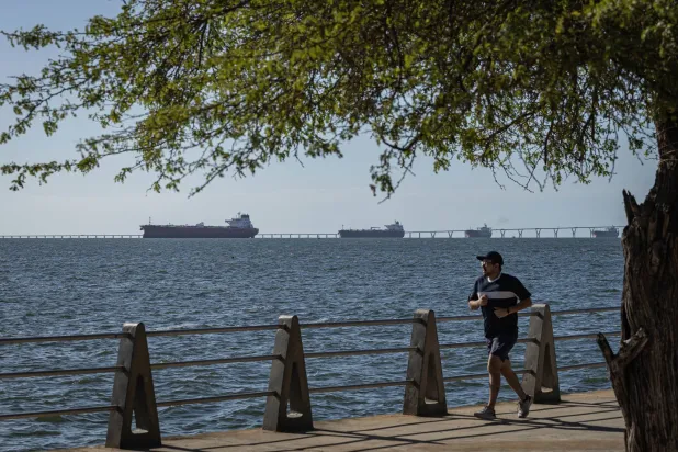 سفن تنقل النفط في ماراكايبو، فنزويلا (إ.ب.أ)