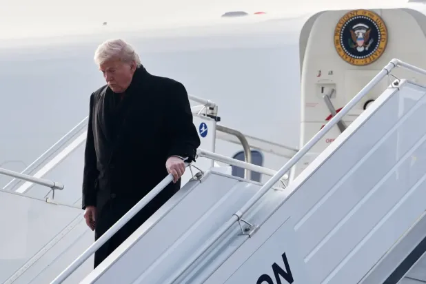 ABD Başkanı Donald Trump, Dünya Ekonomik Forumu'na katılmak üzere Zürih Uluslararası Havalimanı'na indikten sonra Air Force One uçağından inerken (AP)