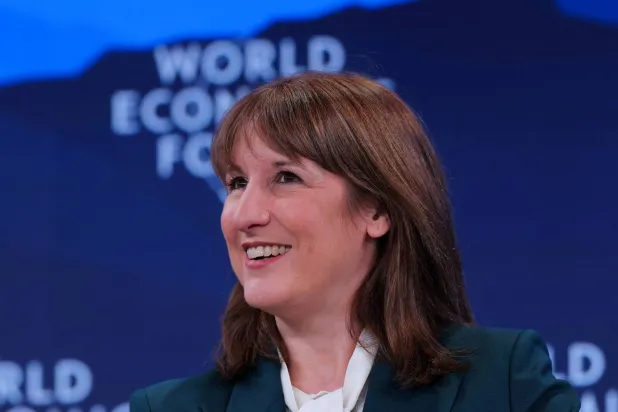 راشيل ريفز تحضر جلسة خلال الاجتماع السنوي الـ56 للمنتدى الاقتصادي العالمي في دافوس (رويترز)