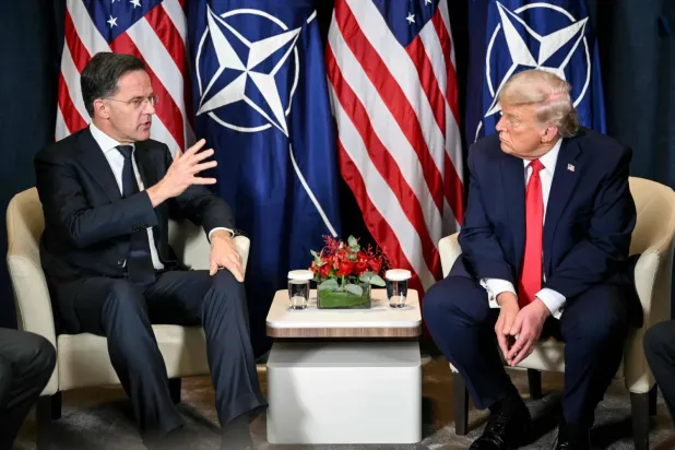 ABD Başkanı Donald Trump (sağda), Davos'ta düzenlenen Dünya Ekonomik Forumu yıllık toplantısının oturum aralarında NATO Genel Sekreteri Mark Rutte ile görüştü (AFP)