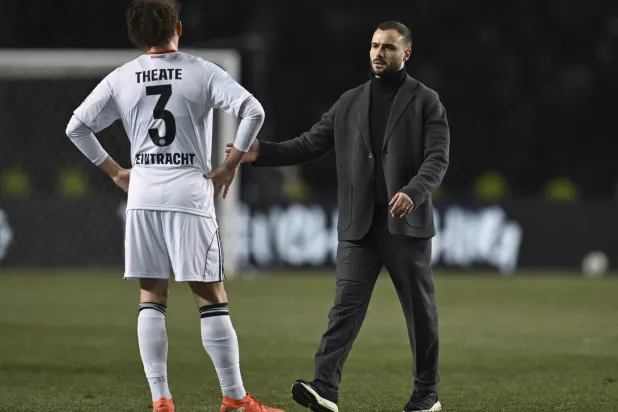 يضر فريق آينتراخت فرانكفورت الألماني لكرة القدم، موسمَه بتلقيه كثيراً من الأهداف (إ.ب.أ)