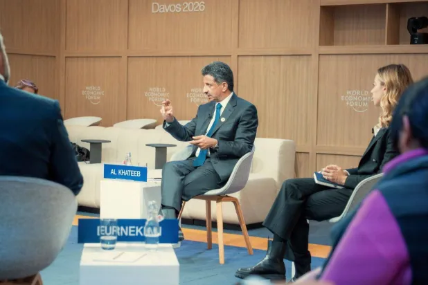 وزير السياحة متحدثاً للحضور في الجلسة الحوارية ضمن أعمال المنتدى الاقتصادي العالمي في دافوس السويسرية (الشرق الأوسط)