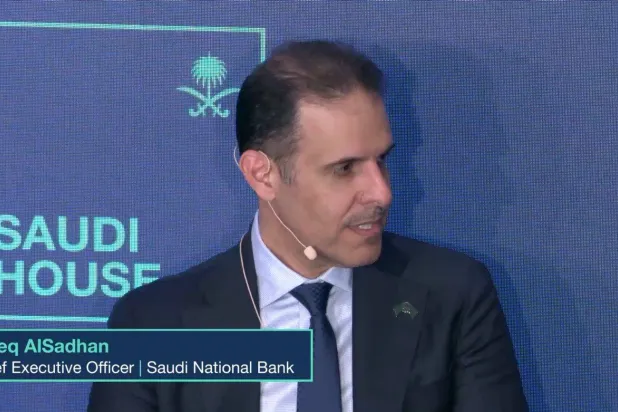 السدحان يتحدث للحضور في الجلسة الحوارية على هامش المنتدى الاقتصادي العالمي (الشرق الأوسط)