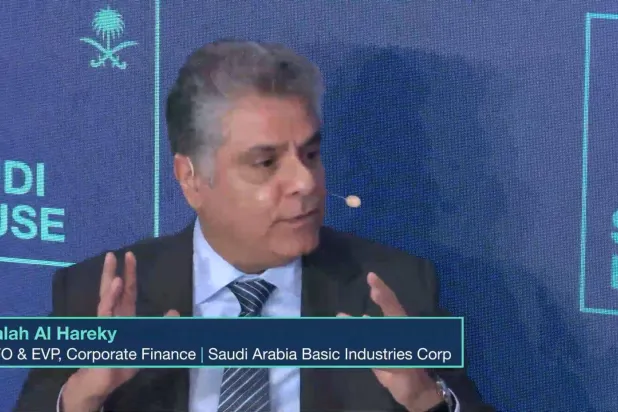 نائب الرئيس التنفيذي للشؤون المالية في شركة «سابك» خلال الجلسة الحوارية في المنتدى الاقتصادي العالمي (الشرق الأوسط)