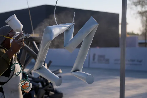 جانب من أعمال النحت الحيّ في الملتقى (تصوير: تركي العقيلي)