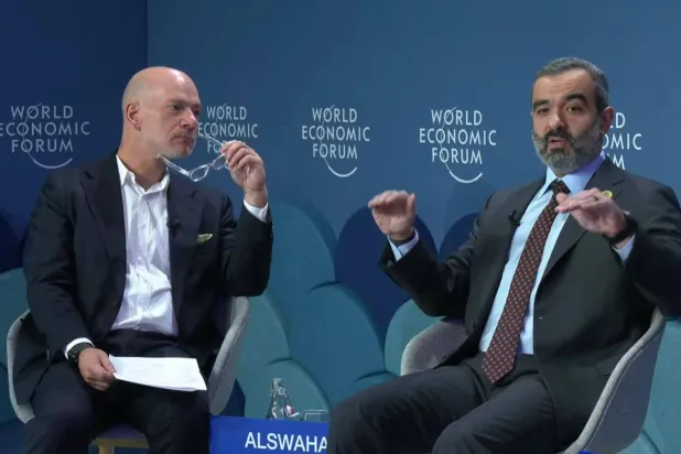 السواحة يتحدث خلال الجلسة الحوارية بـ«المنتدى الاقتصادي العالمي» في دافوس (الشرق الأوسط)