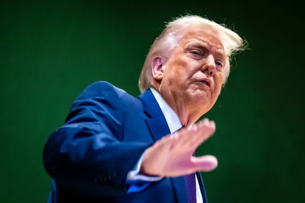 الرئيس الأميركي دونالد ترمب يشير بيده بعد حفل توقيع مبادرته «مجلس السلام» في الاجتماع السنوي للمنتدى الاقتصادي العالمي بدافوس... 22 يناير 2026 (أ.ب)