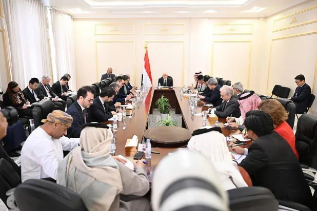 العليمي مجتمعاً في الرياض مع سفراء الدول الراعية للعملية السياسية في اليمن (سبأ)