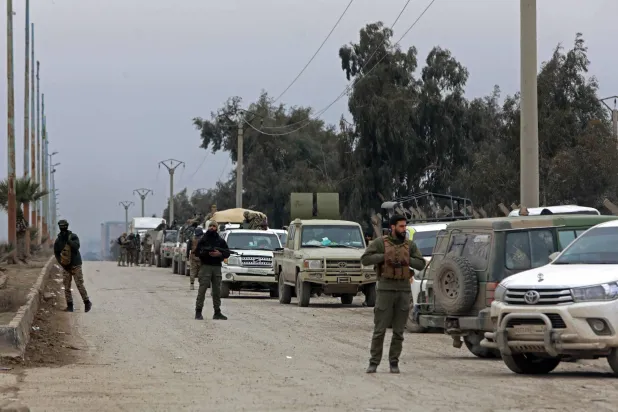 أفراد من قوات الأمن التابعة للحكومة السورية يحرسون على طول منطقة قريبة من سجن الأقطان على مشارف مدينة الرقة شمال شرقي سوريا يوم 22 يناير 2026 (أ.ف.ب)