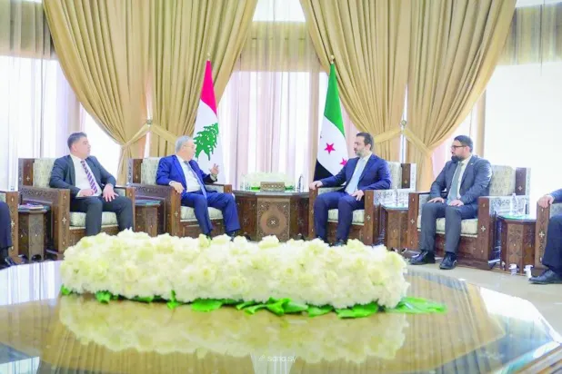 وزير الخارجية السوري أسعد الشيباني مستقبلاً نائب رئيس مجلس الوزراء اللبناني طارق متري خلال إحدى زياراته لدمشق بحضور وزير العدل مظهر الويس (سانا)