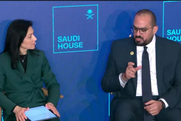 وزير الاقتصاد خلال الجلسة الحوارية التي يستضيفها جناح «البيت السعودي» في دافوس (الشرق الأوسط)