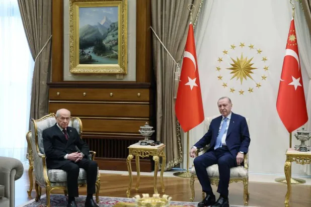 الرئيس التركي رجب طيب إردوغان وحليفه رئيس حزب «الحركة القومية» دولت بهشلي خلال اجتماع بالقصر الرئاسي في أنقرة الأربعاء (الرئاسة التركية)