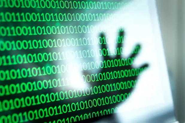 يستغل المحتالون ميزات الدعوات الرسمية في «OpenAI» لإرسال رسائل احتيالية تبدو موثوقة تقنياً (شاترستوك)