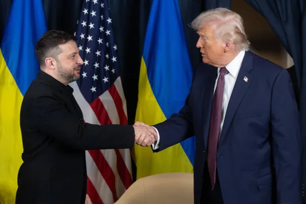 صورة نشرها الرئيس الأوكراني فولوديمير زيلينسكي من لقائه مع نظيره الأميركي دونالد ترمب اليوم في دافوس في سويسرا (صفحة زيلينسكي على "إكس")