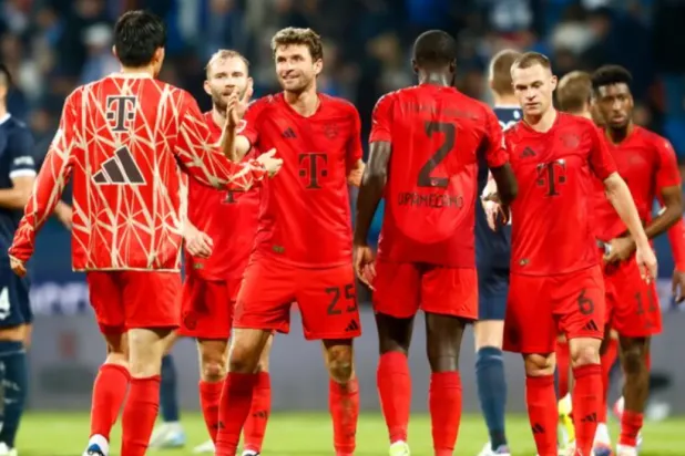 Soccer Football - Bundesliga - VfL Bochum v Bayern Munich - Vonovia Ruhrstadion, Bochum, Germany - October 27, 2024 Bayern Munich's Thomas Mueller celebrates with teammates after the match REUTERS/Leon Kuegeler
