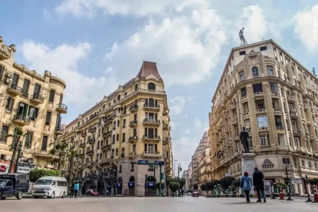 صورة لعقارات قديمة في وسط القاهرة (أ.ف.ب)