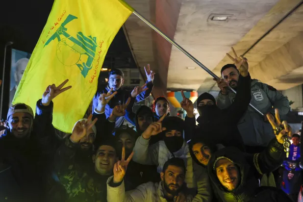 مناصرون لـ«حزب الله» يتظاهرون في الضاحية الجنوبية لبيروت استنكاراً للضربات الإسرائيلية على الجنوب ليل الأربعاء (إ.ب.أ)