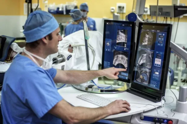 طبيب يفحص حالة (أ.ف.ب)