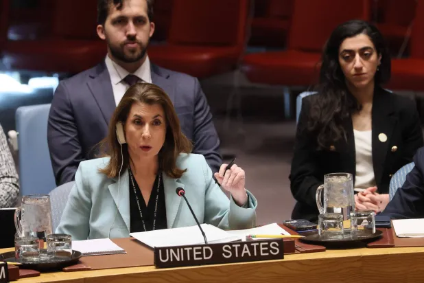 ممثلة الولايات المتحدة بمجلس الأمن خلال اجتماع لمجلس الأمن حول الوضع بالشرق الأوسط في مقر الأمم المتحدة بنيويورك 22 يناير 2026 (أ.ف.ب)