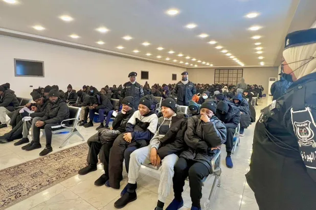 مهاجرون غير نظاميين من نيجيريا قبيل ترحيلهم من العاصمة طرابلس في ديسمبر الماضي (جهاز مكافحة الهجرة غير الشرعية)