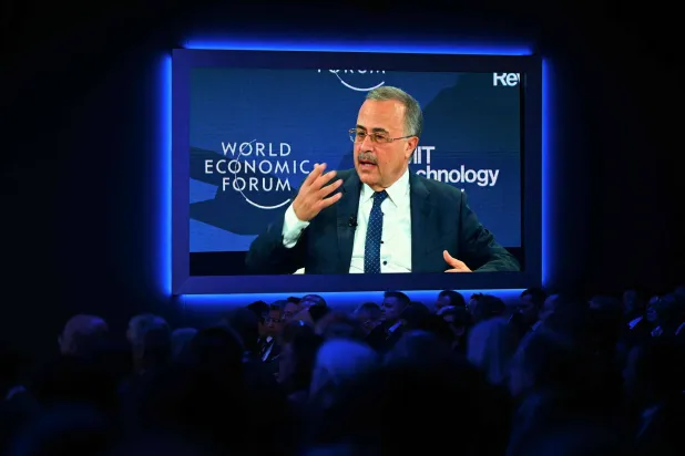 الناصر يتحدث في إحدى جلسات المنتدى الاقتصادي العالمي في دافوس (أ.ف.ب) 