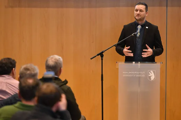 ينس فريدريك نيلسن رئيس وزراء غرينلاند خلال مؤتمر صحافي في عاصمة الجزيرة نوك (أ.ف.ب)