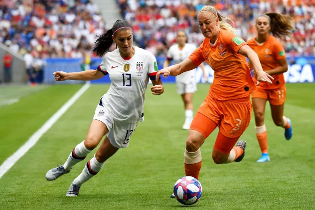 معدل الإصابة بارتجاج المخ لدى المدافِعات كان الأعلى من بين اللاعبات (أ.ف.ب)