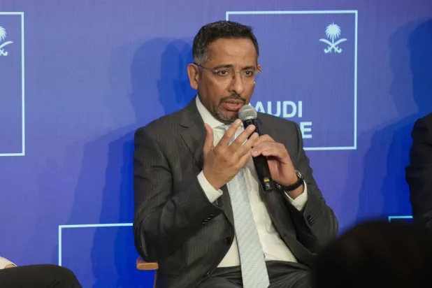 الخريّف يتحدث في إحدى الجلسات التي استضافها «البيت السعودي» على هامش اجتماعات دافوس (الشرق الأوسط) 