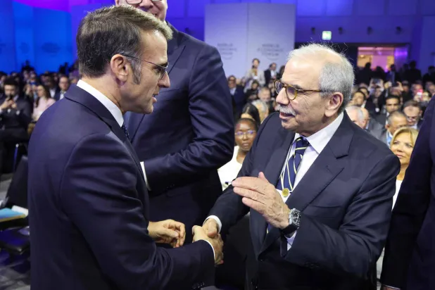 الرئيسان إيمانويل ماكرون ونواف سلام خلال لقائهما في دافوس يوم 20 من الشهر الحالي بمناسبة المنتدى الاقتصادي العالمي (أ.ف.ب)